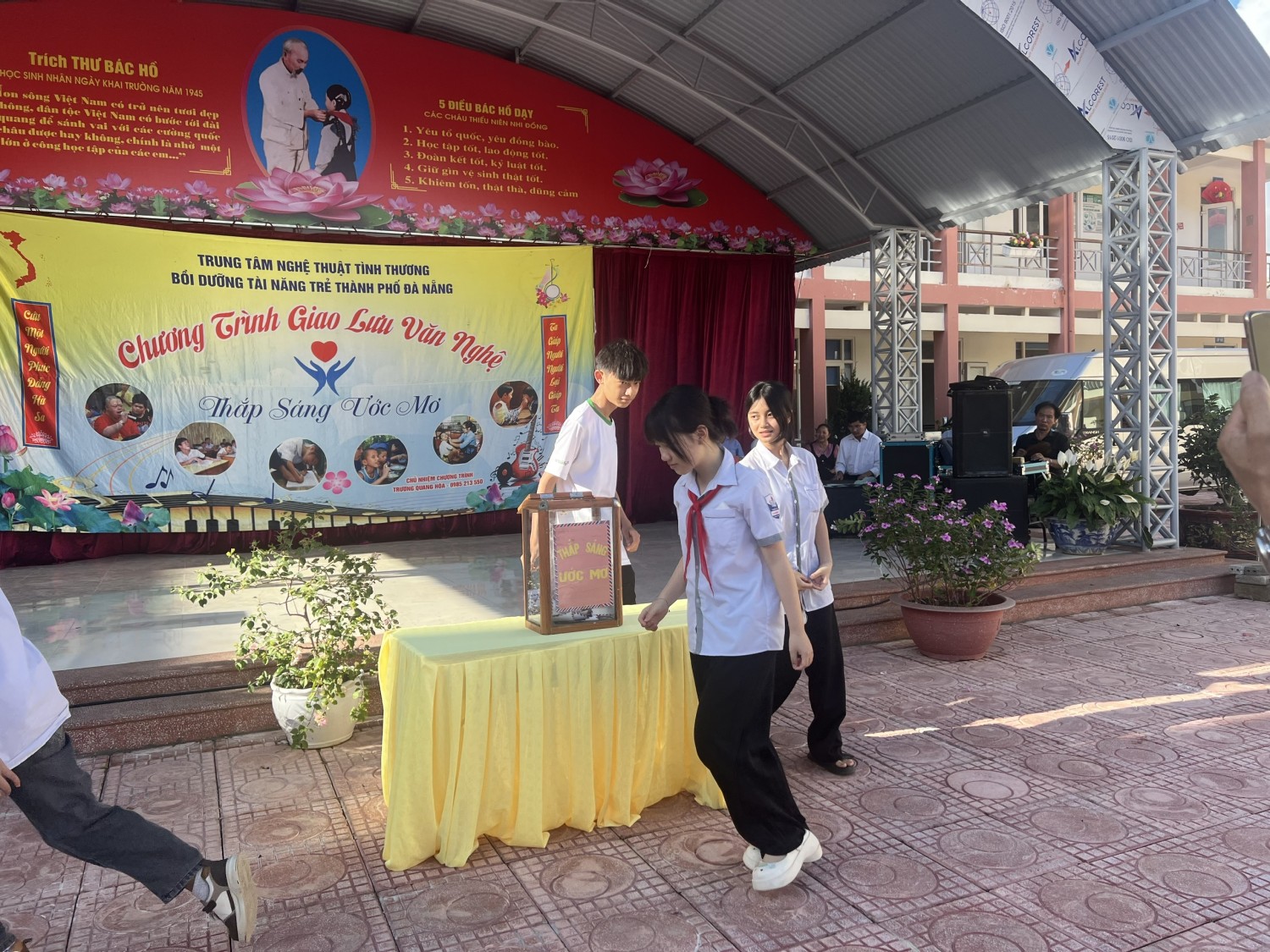 Thầy và trò Trường THCS Thanh Bình chung tay ủng hộ trung tâm nghệ thuật tình thương đà nẵng