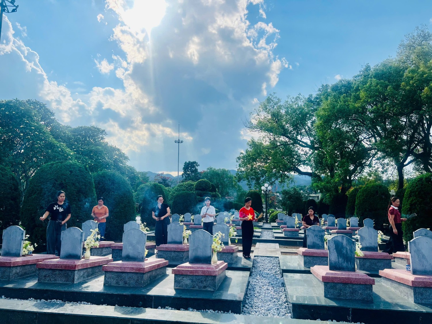 Trường THCS Thanh Bình - Phường Điện Biên Phủ, tỉnh Điện Biên dâng hương tri ân các anh hùng liệt sỹ nhân kỷ niệm 72 năm chiến thắng Điện Biên Phủ