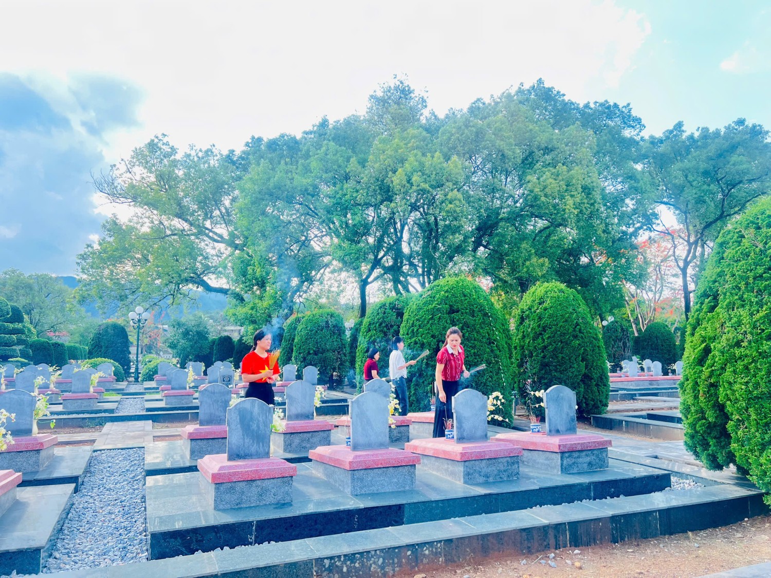 Trường THCS Thanh Bình - Phường Điện Biên Phủ, tỉnh Điện Biên dâng hương tri ân các anh hùng liệt sỹ nhân kỷ niệm 72 năm chiến thắng Điện Biên Phủ