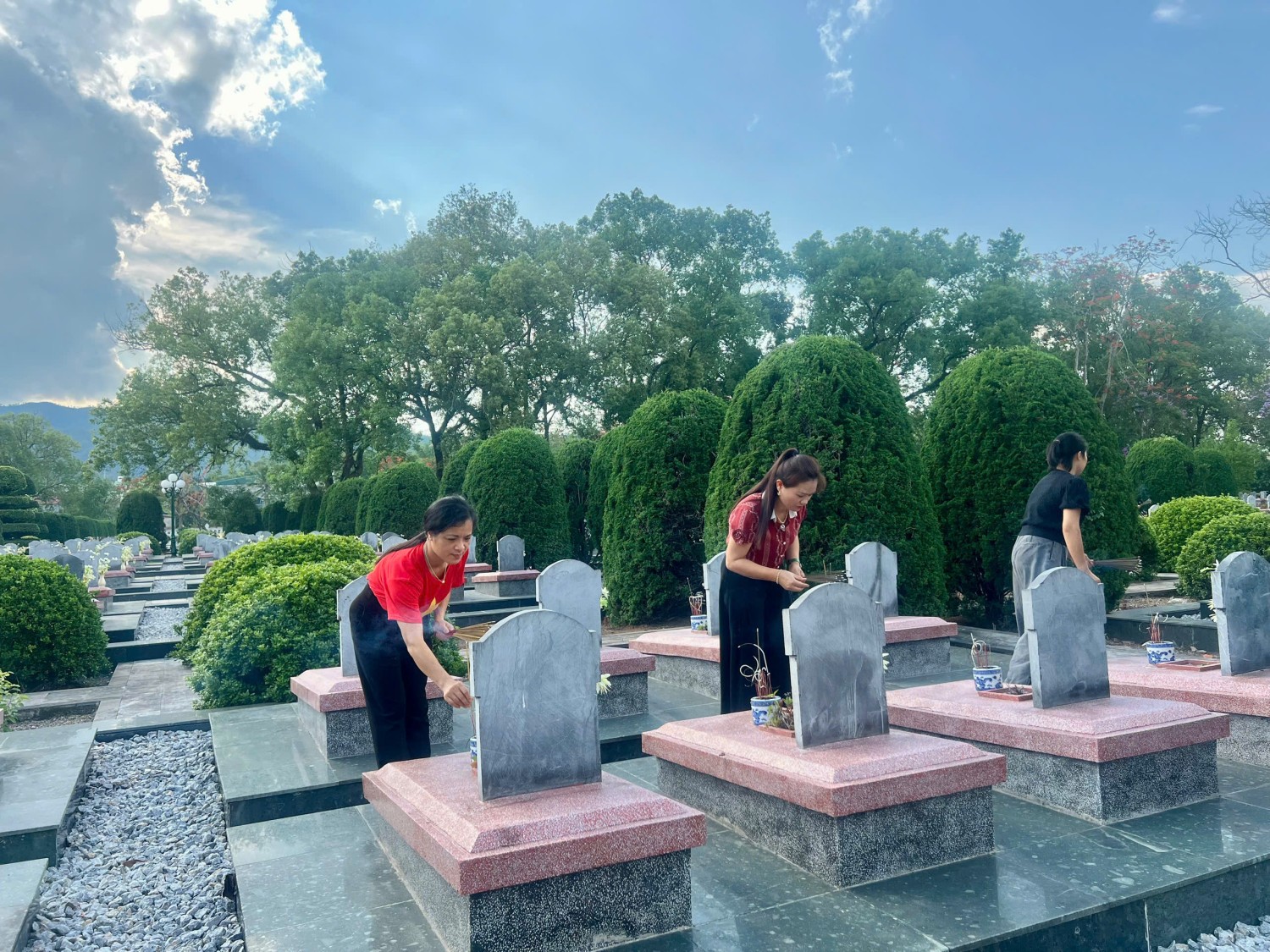 Trường THCS Thanh Bình - Phường Điện Biên Phủ, tỉnh Điện Biên dâng hương tri ân các anh hùng liệt sỹ nhân kỷ niệm 72 năm chiến thắng Điện Biên Phủ