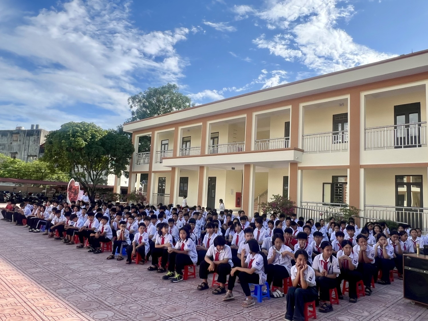 Thầy và trò Trường THCS Thanh Bình chung tay ủng hộ trung tâm nghệ thuật tình thương đà nẵng