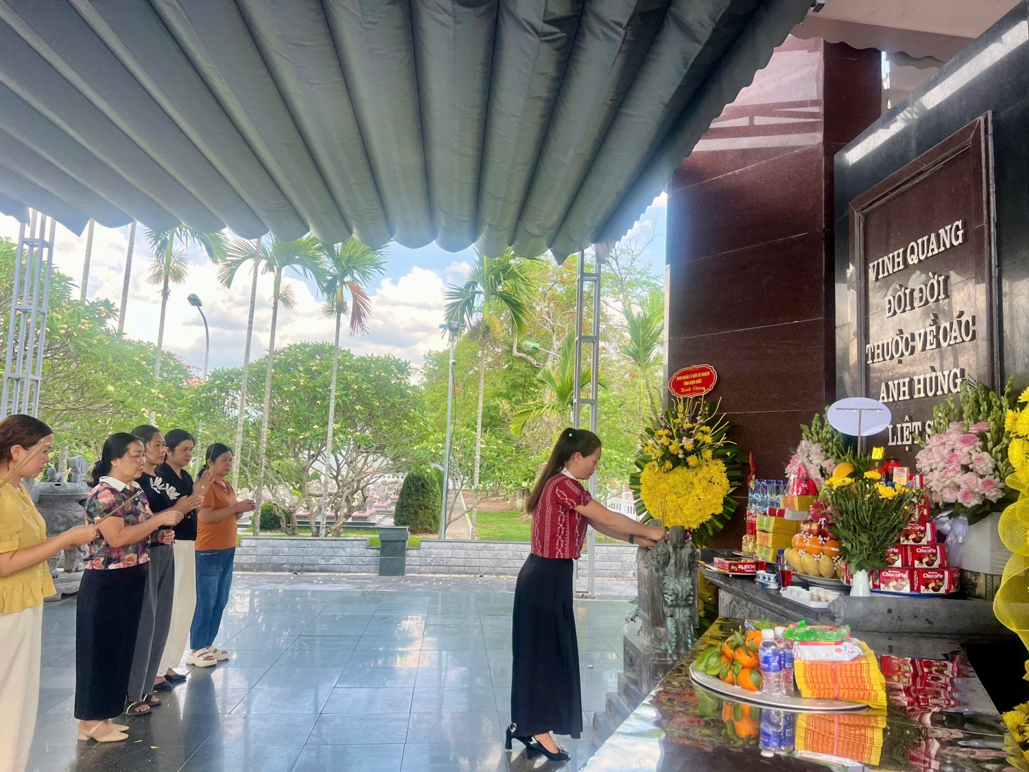 Trường THCS Thanh Bình - Phường Điện Biên Phủ, tỉnh Điện Biên dâng hương tri ân các anh hùng liệt sỹ nhân kỷ niệm 72 năm chiến thắng Điện Biên Phủ