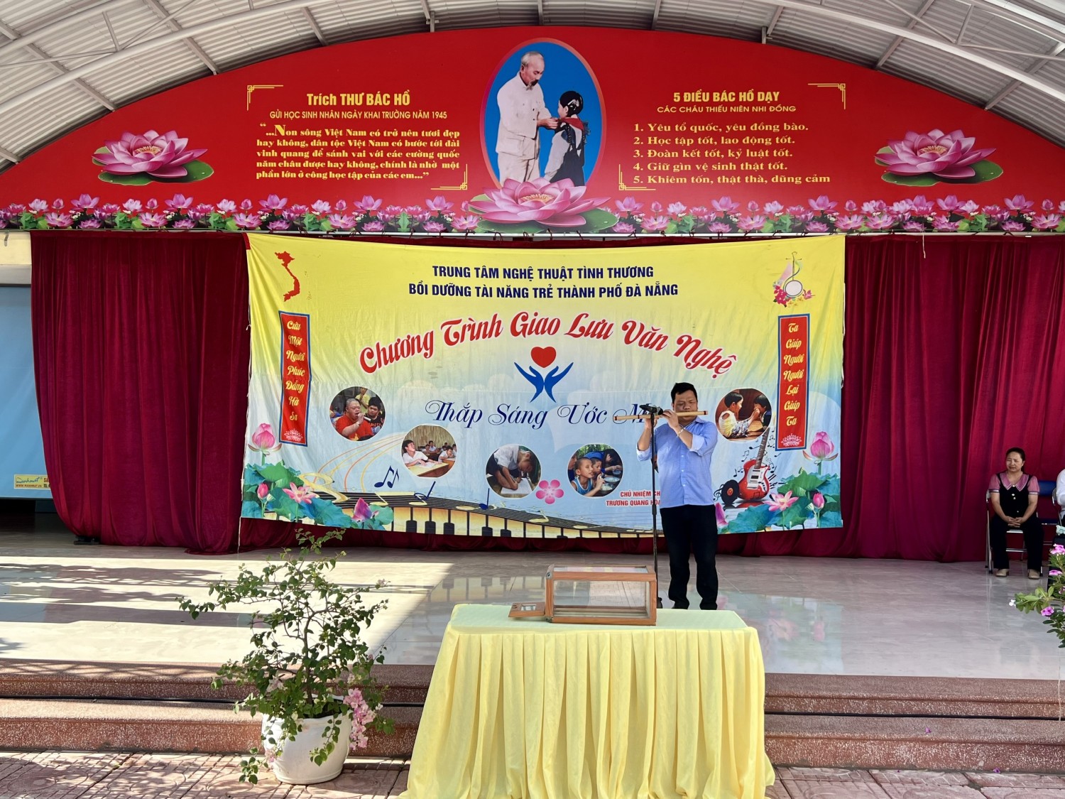 Thầy và trò Trường THCS Thanh Bình chung tay ủng hộ trung tâm nghệ thuật tình thương đà nẵng