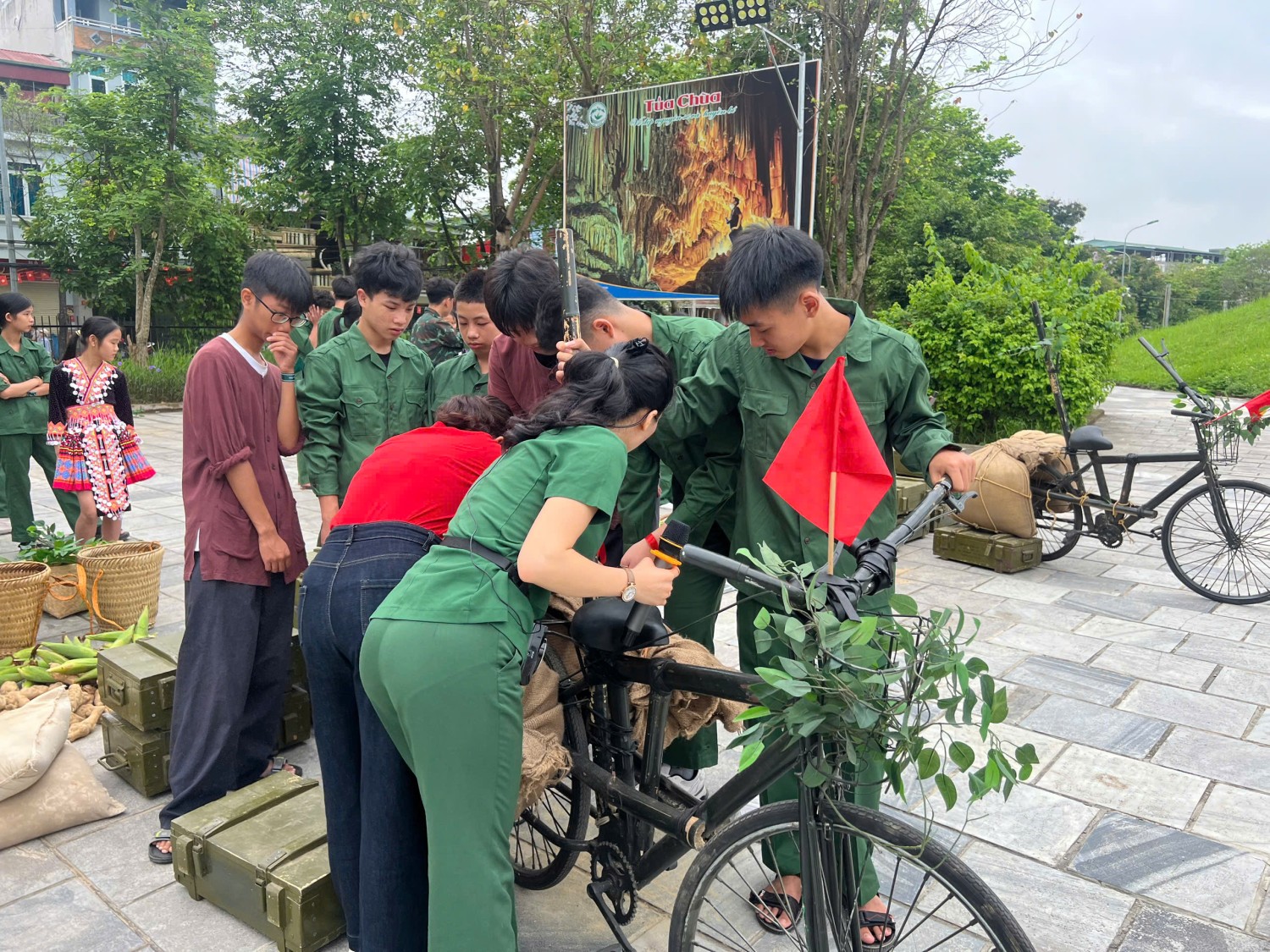 Học sinh Trường THCS Thanh Bình tham gia chương trình “chúng em làm chiến sỹ Điện Biên”