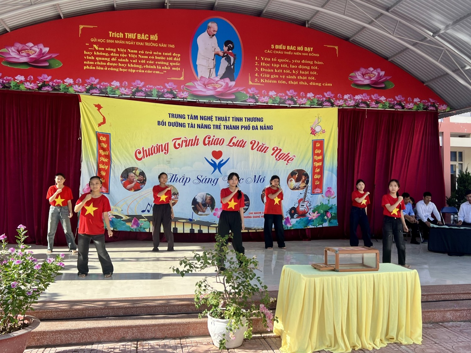 Thầy và trò Trường THCS Thanh Bình chung tay ủng hộ trung tâm nghệ thuật tình thương đà nẵng