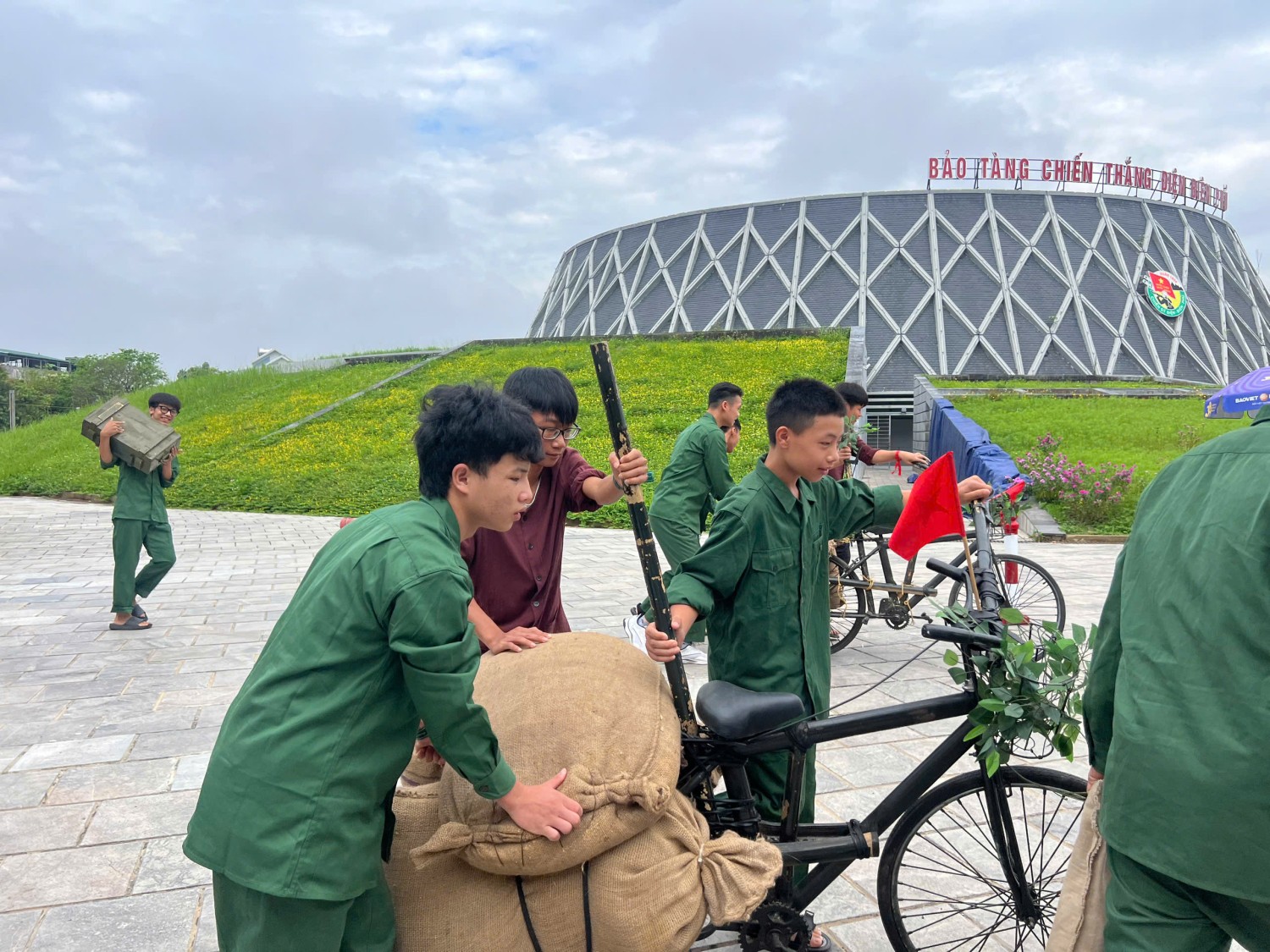 Học sinh Trường THCS Thanh Bình tham gia chương trình “chúng em làm chiến sỹ Điện Biên”