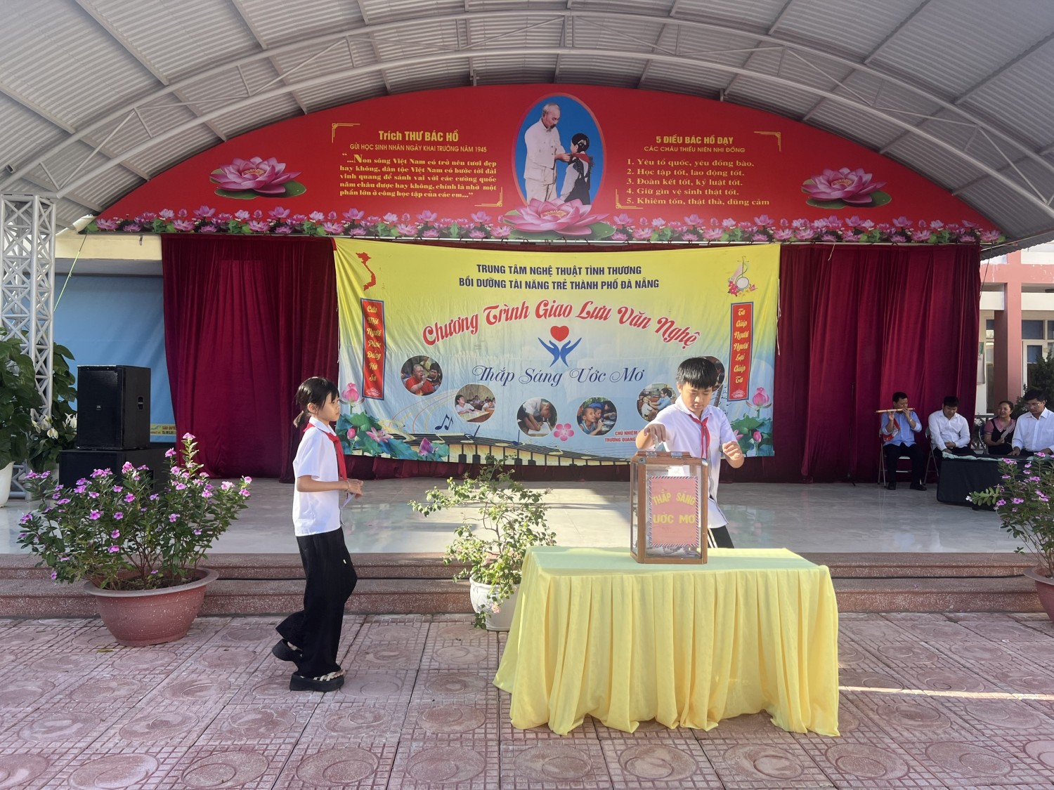 Thầy và trò Trường THCS Thanh Bình chung tay ủng hộ trung tâm nghệ thuật tình thương đà nẵng