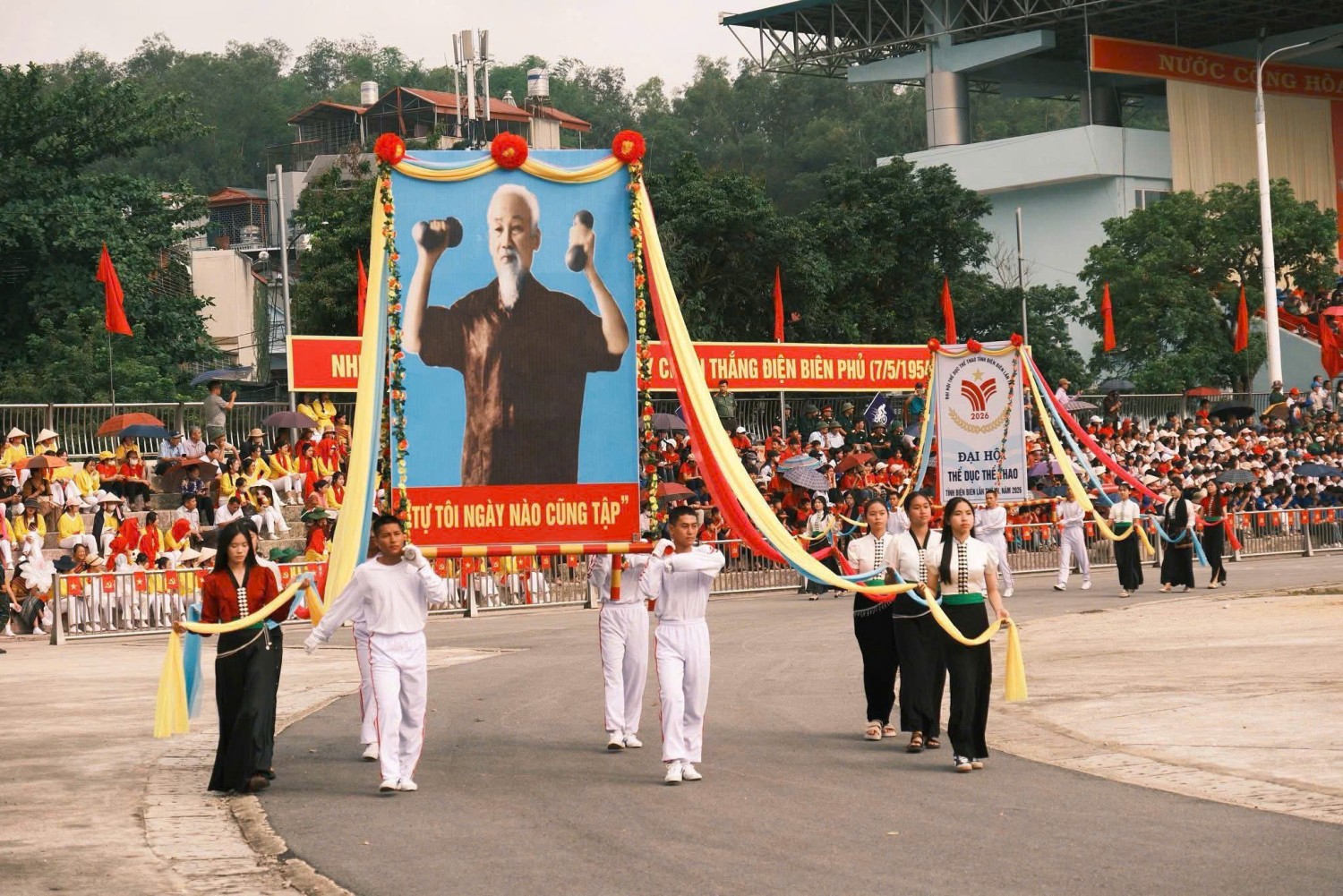 Trường THCS Thanh Bình, phường Điện Biên Phủ tham gia màn vẫy cờ hoa tại đại hội thể dục thể thao tỉnh Điện Biên lần thứ xii năm 2026