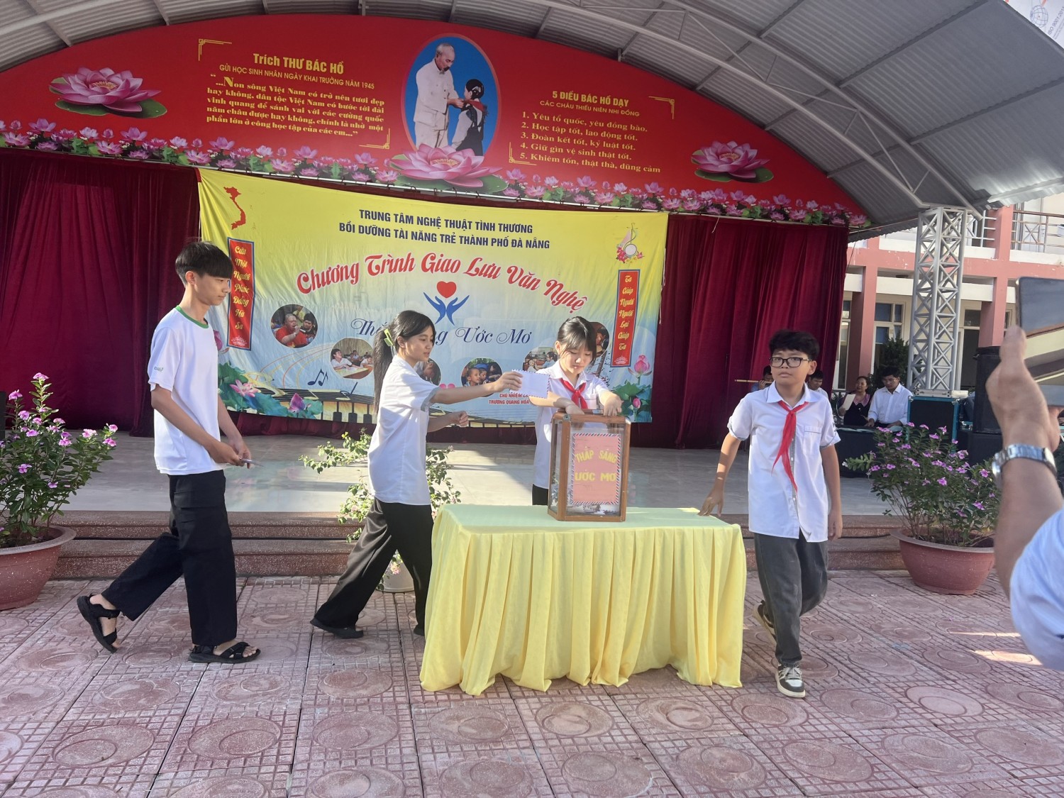 Thầy và trò Trường THCS Thanh Bình chung tay ủng hộ trung tâm nghệ thuật tình thương đà nẵng