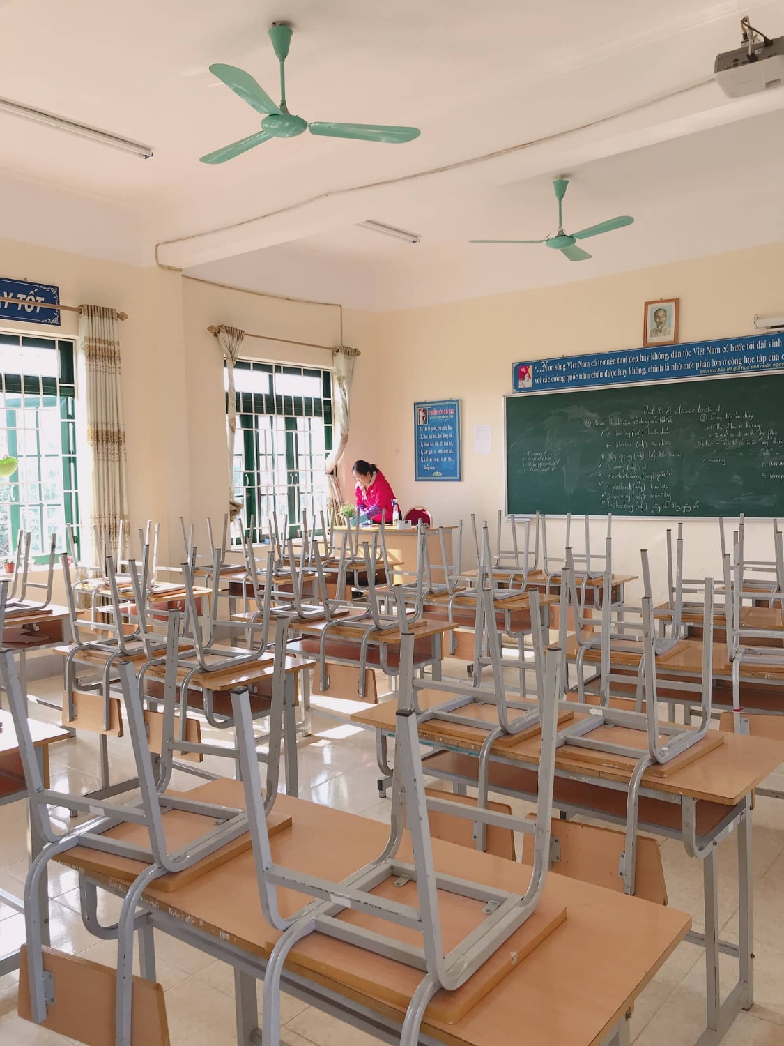 Công tác vệ sinh khử trùng đồ dùng thiết bị phòng chống dịch cúm corona (ncov)
