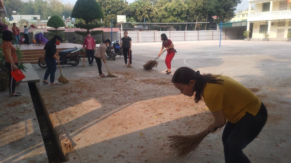 Vệ sinh trường lớp, chuẩn bị đón học sinh trở lại trường.