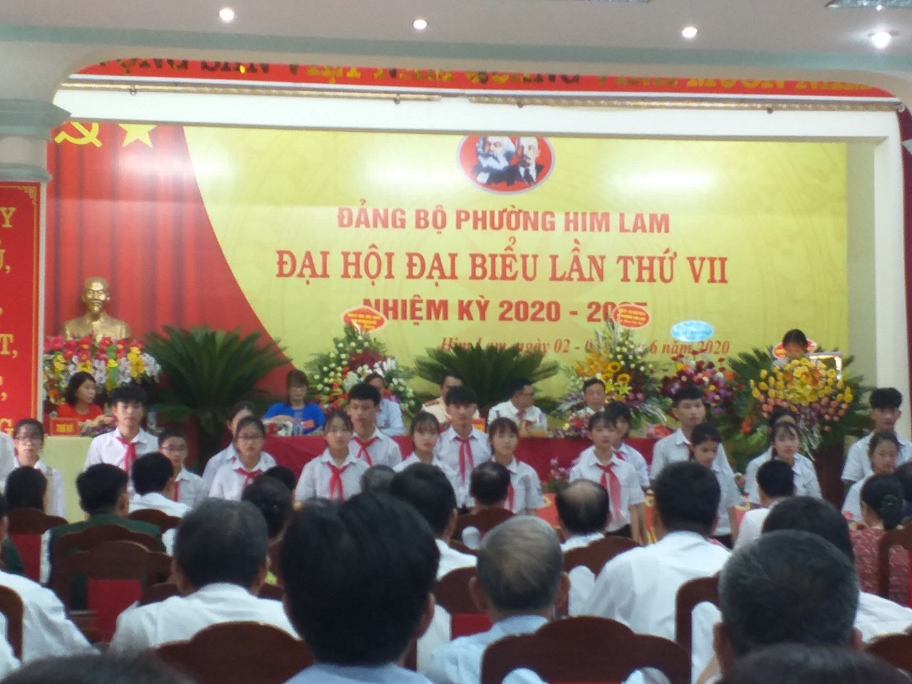 Đoàn học sinh chúc mừng đại hội Đảng bộ phường Him Lam lần thứ vii nhiệm kì 2020 – 2025