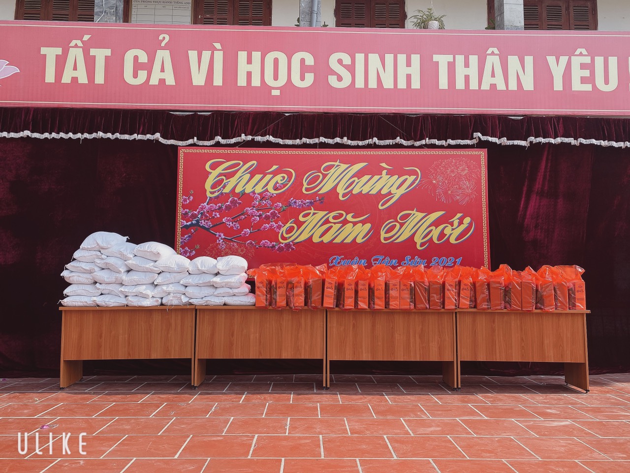 Trường THCS Trần Can trao quà Tết cho các em học sinh có hoàn cảnh khó khăn
