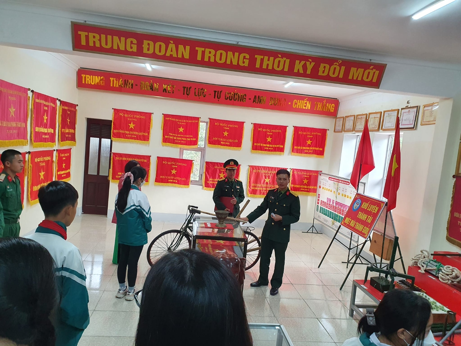 Hoạt động trải nghiệm chúng em “tập làm chiến sĩ” của học sinh khối 9 Trường THCS Trần Can năm học 2022 - 2023
