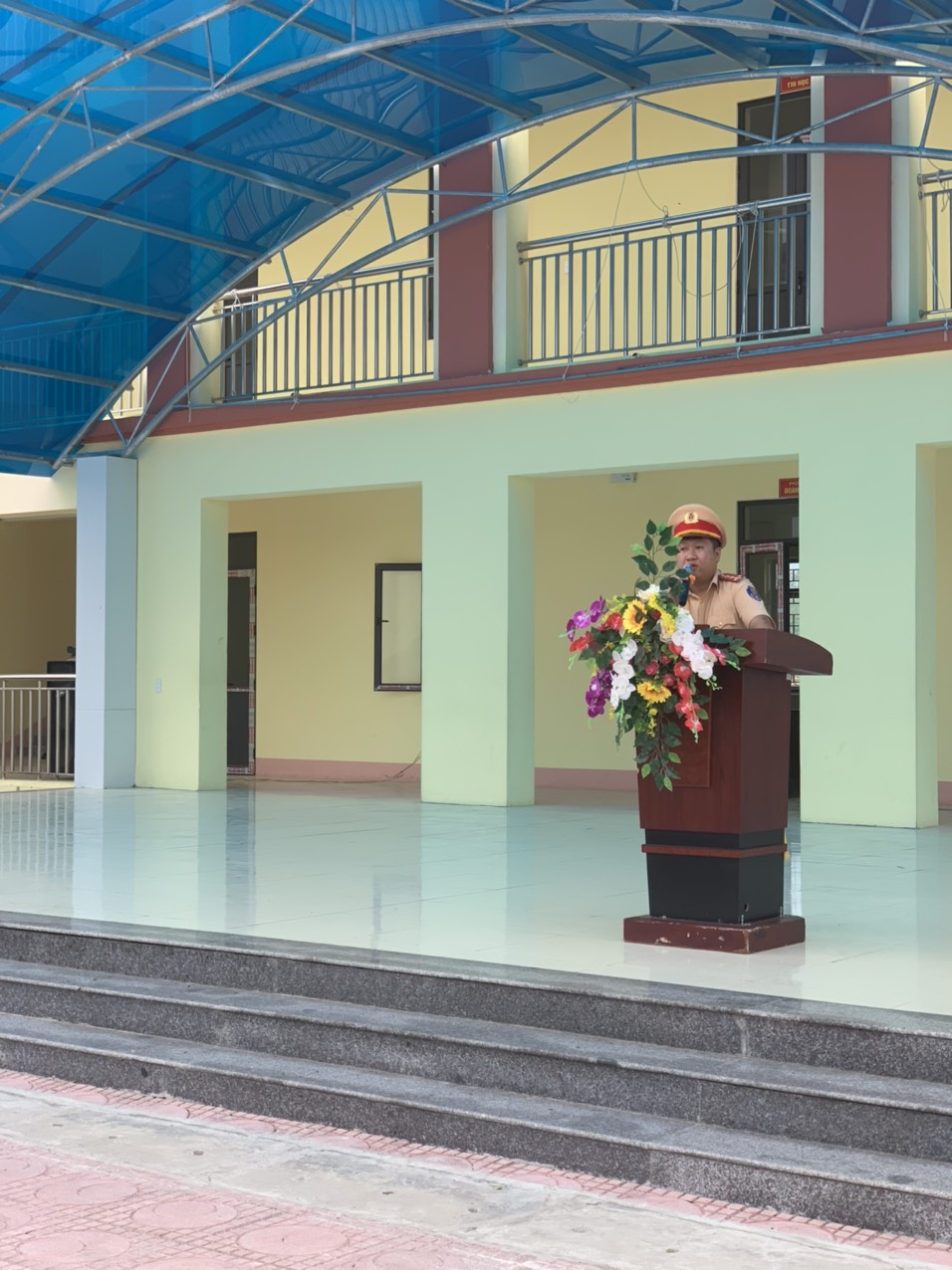 Trường THCS Trần Can tổ chức buổi tuyên truyền về luật an toàn giao thông đường bộ và phòng chống bạo lực học đường