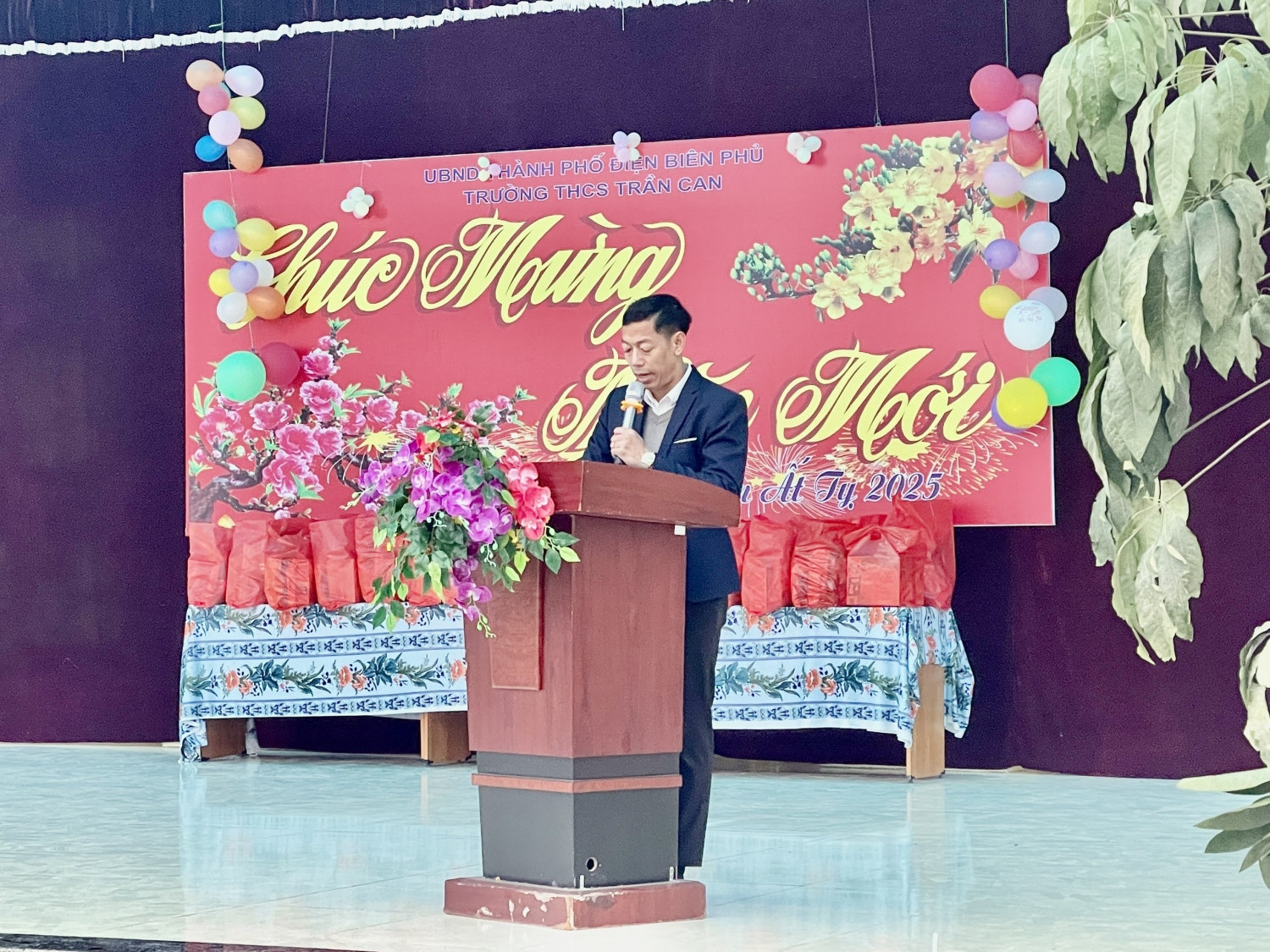 Sơ kết học kỳ I năm học 2024 -2025 phát và Trao quà Tết Ất Tỵ 2025 cho học sinh có hoàn cảnh khó khăn