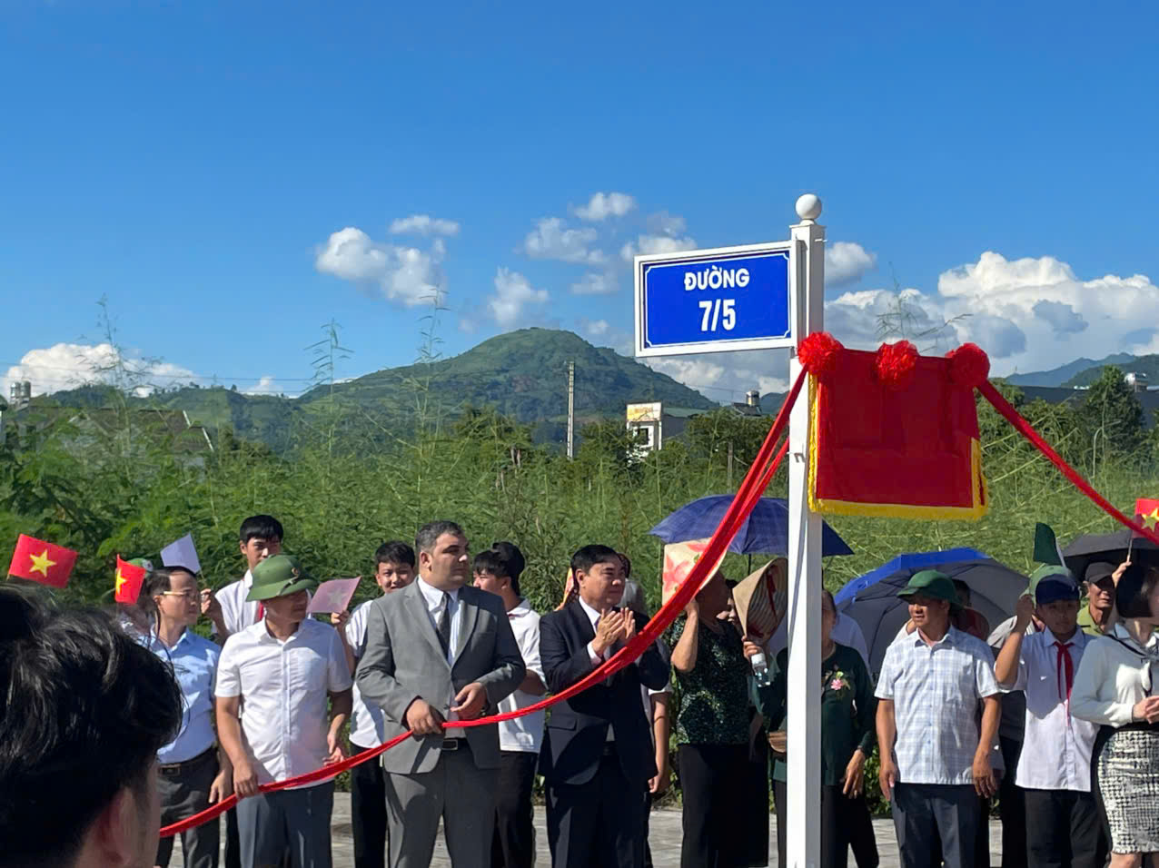 Học sinh Trường THCS Trần Can tham gia lễ đặt tên đường bát – Na