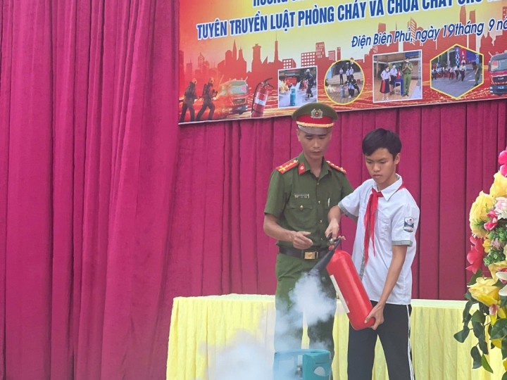 Một số hình ảnh tuyên truyền luật phòng cháy và chữa cháy năm học 2024-2025