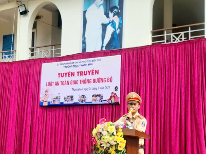 Một số hình ảnh tuyên truyền an toàn giao thông đường bộ năm học 2024-2025