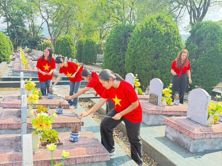 Một số hình ảnh viếng nghĩa trang Độc Lập nhân ngày 2/9 năm 2025