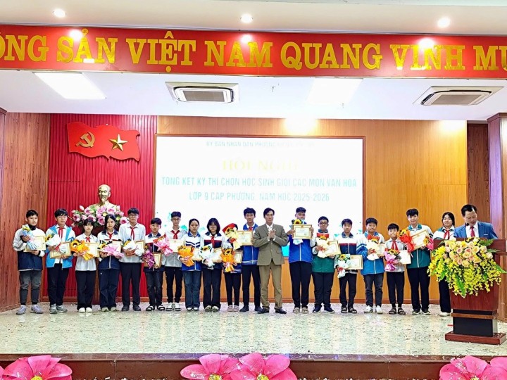 Một số hình ảnh vinh danh học sinh giỏi các môn văn hoá lớp 9 cấp phường năm 2025-2026